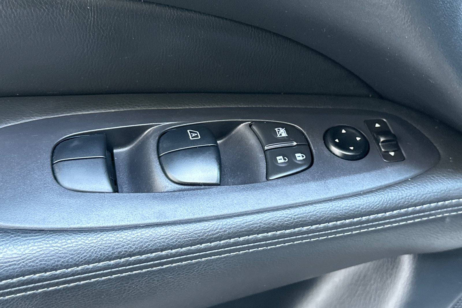 Used 2019 Nissan Pathfinder S image 12