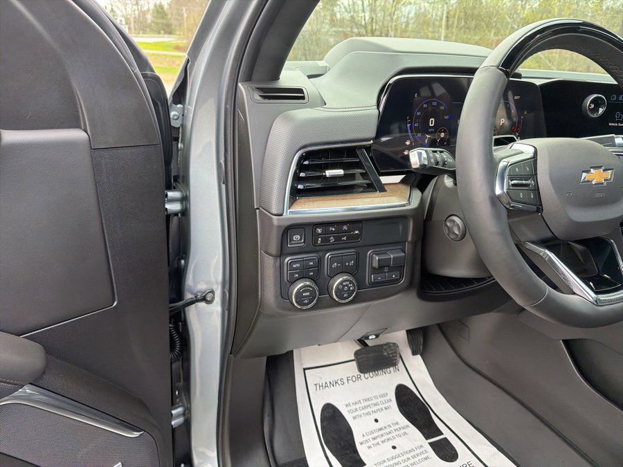 Used 2025 Chevrolet Tahoe High Country AWD/4WD image 11
