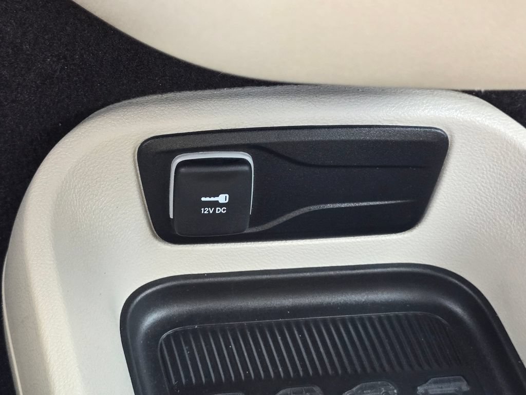 Used 2023 Chrysler Pacifica Touring-L FWD image 27