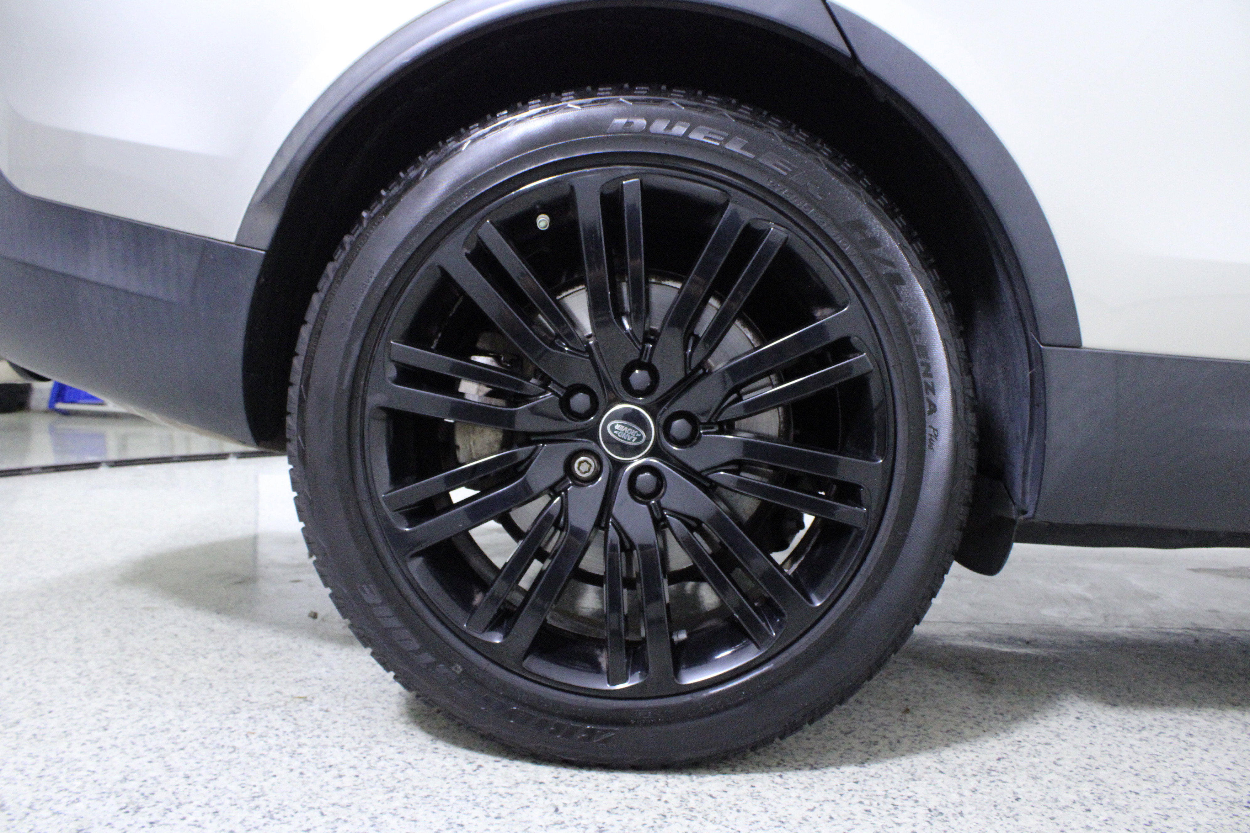 Used 2017 Land Rover Discovery HSE image 8