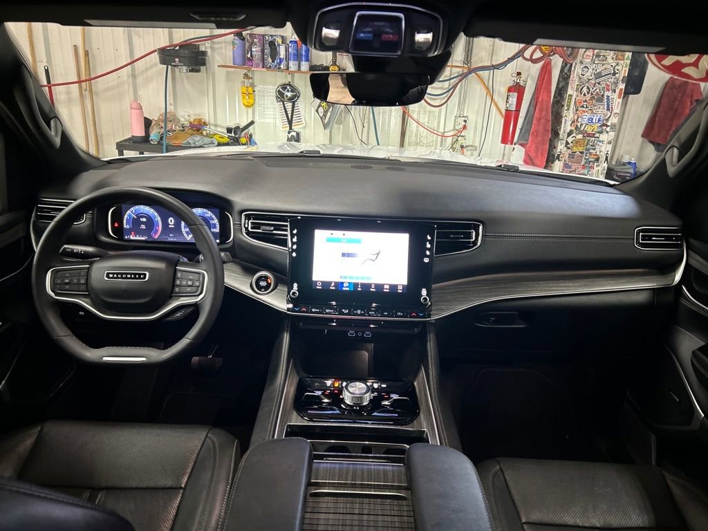 Certified 2024 Jeep Wagoneer L Series III w/ Flexible Seating Group image 17