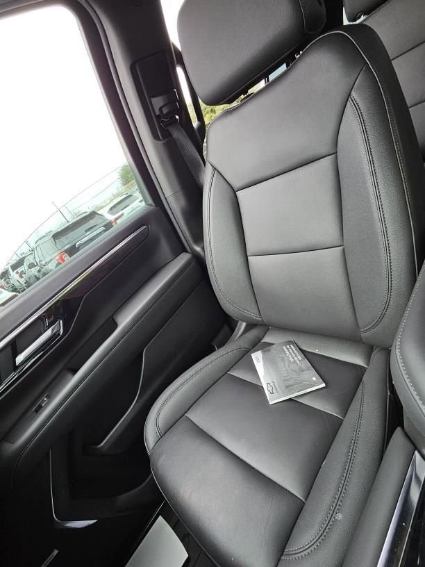 Used 2025 Chevrolet Tahoe LT image 4