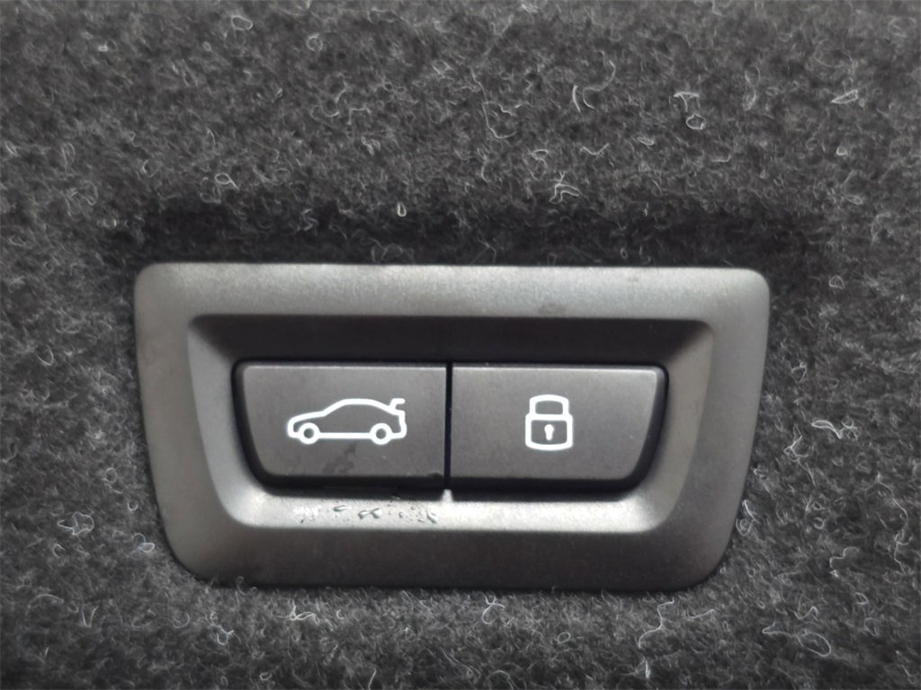 Used 2025 BMW i5 xDrive40 w/ Premium Package image 16