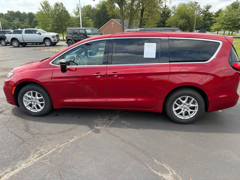 Used 2025 Chrysler Pacifica Select FWD image 9
