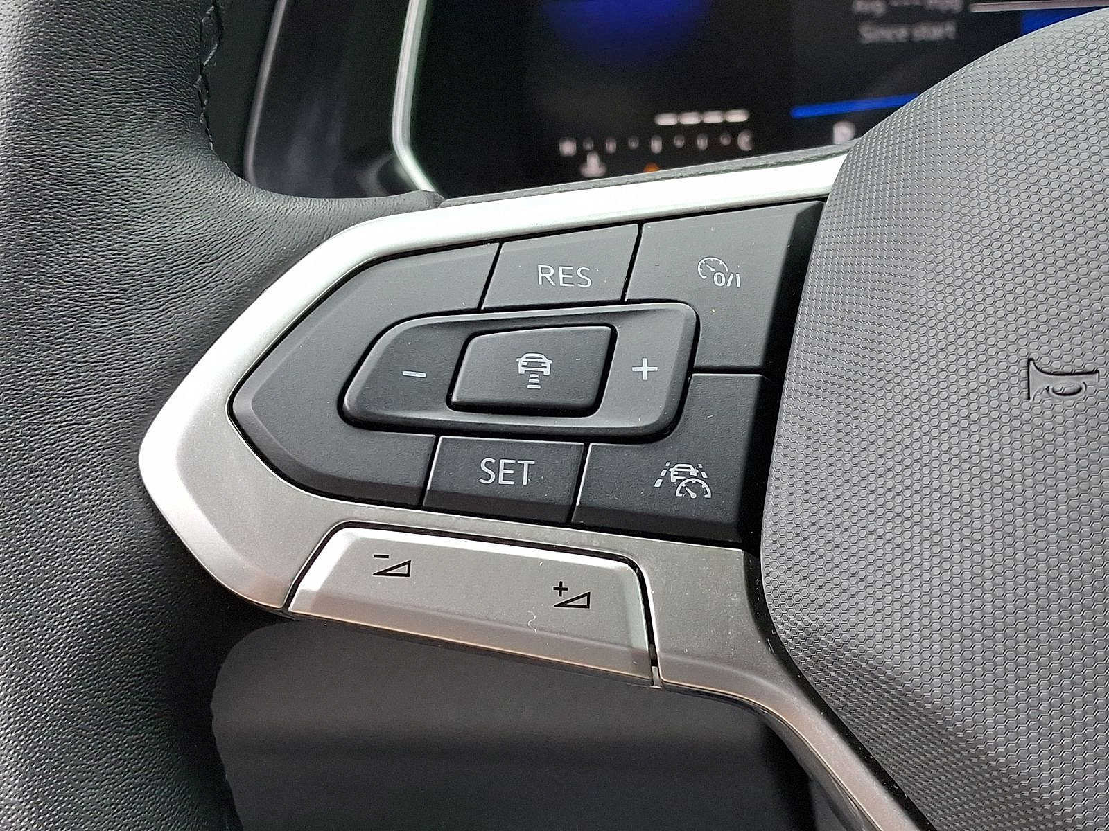 Used 2023 Volkswagen Jetta SE w/ Panoramic Sunroof Package FWD image 23