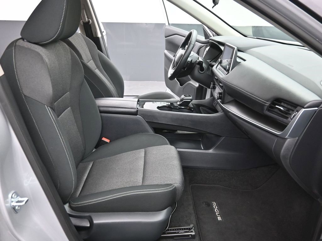 Used 2025 Nissan Rogue SV image 27