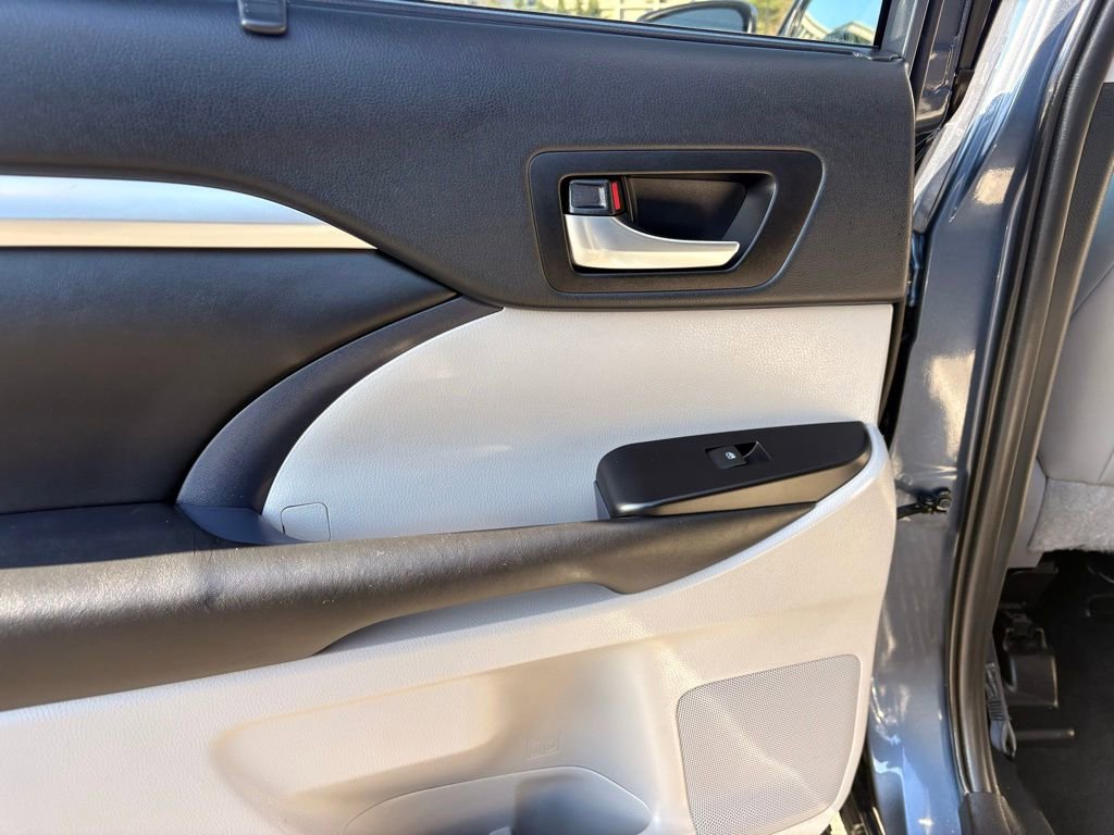 Used 2019 Toyota Highlander XLE image 16