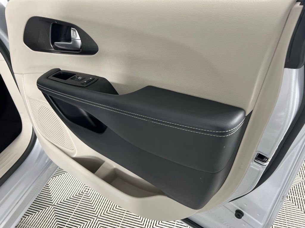 Used 2024 Chrysler Pacifica Touring-L image 32