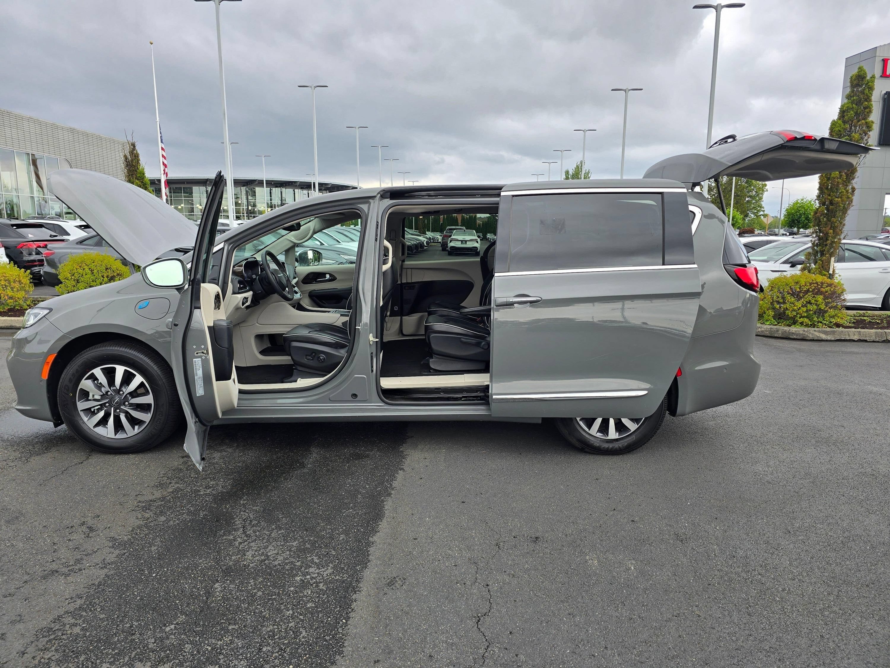 Used 2022 Chrysler Pacifica Limited FWD image 11