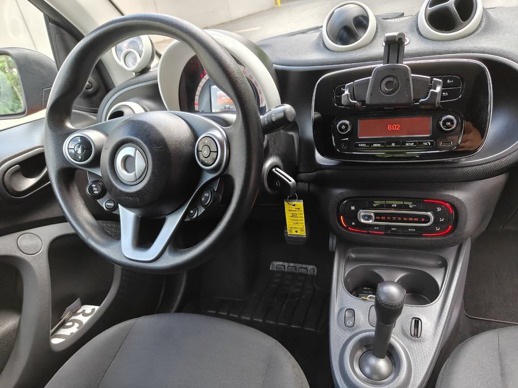 Used 2016 smart fortwo pure RWD image 14