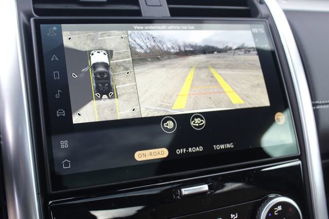 Used 2025 Land Rover Discovery Dynamic SE image 21