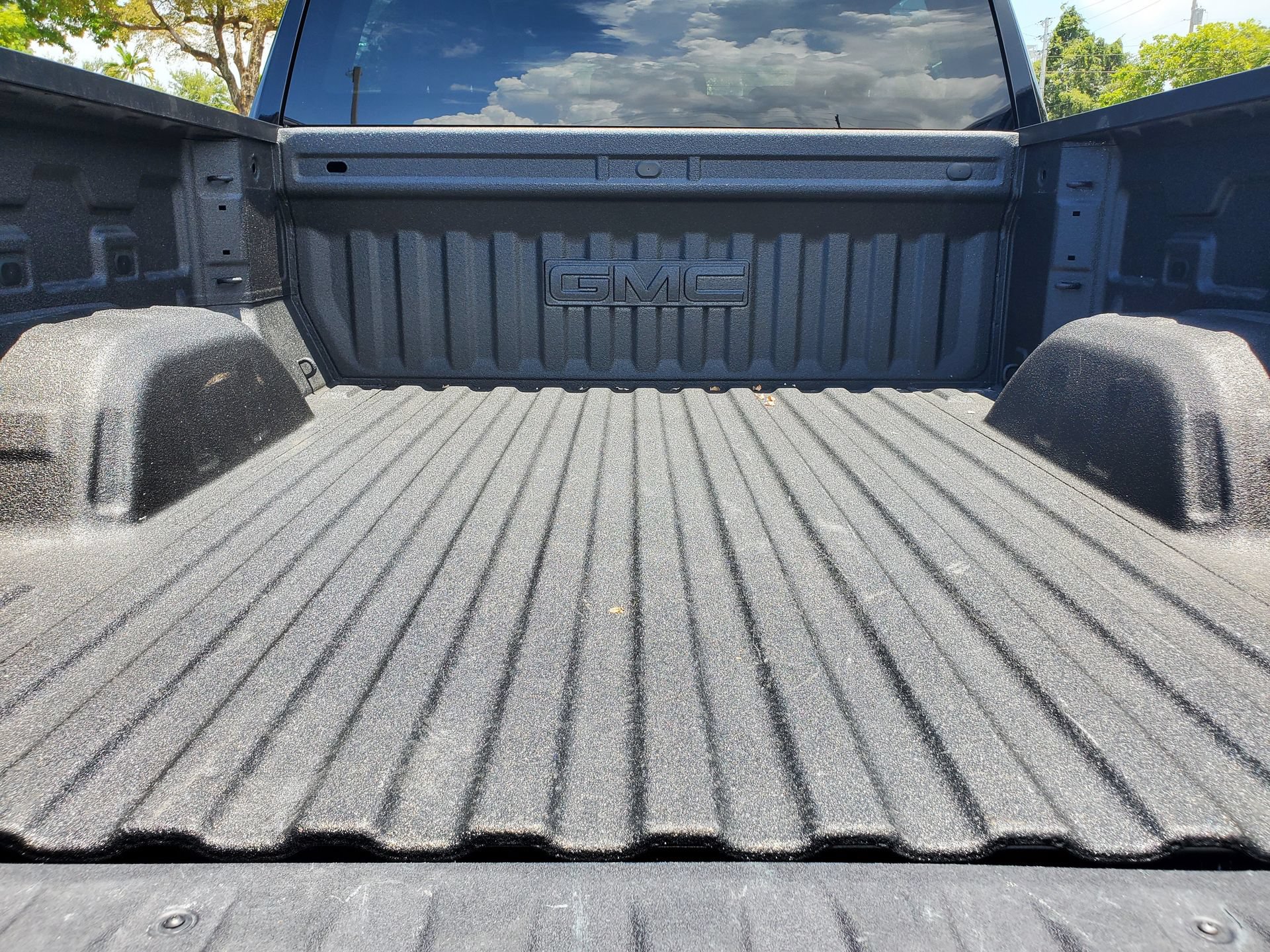 Used 2025 GMC Sierra 1500 SLT w/ SLT Premium Package RWD image 8