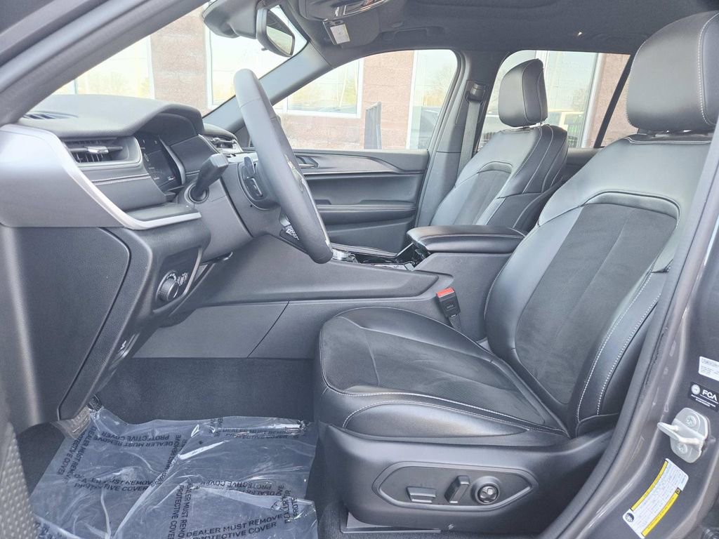 Used 2023 Jeep Grand Cherokee Altitude image 12