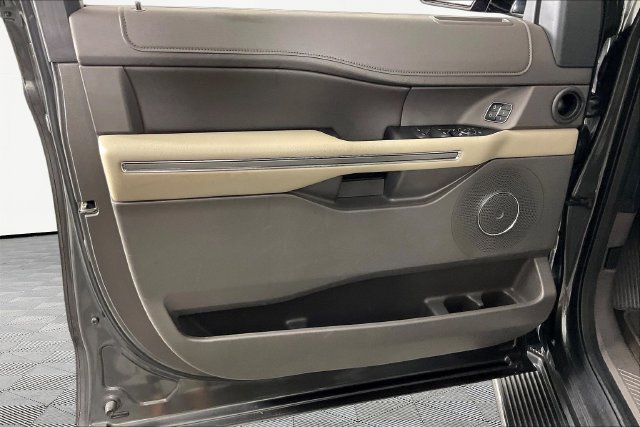 Used 2019 Ford Expedition XLT w/ Equipment Group 202A AWD/4WD image 18