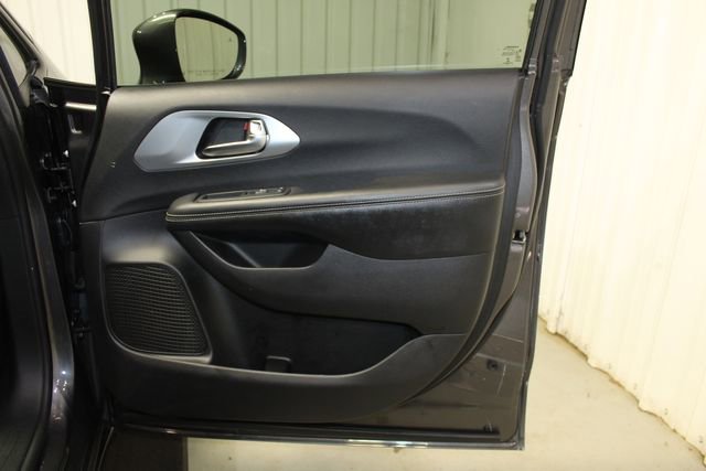 Used 2020 Chrysler Pacifica Touring w/ S Appearance Package image 24