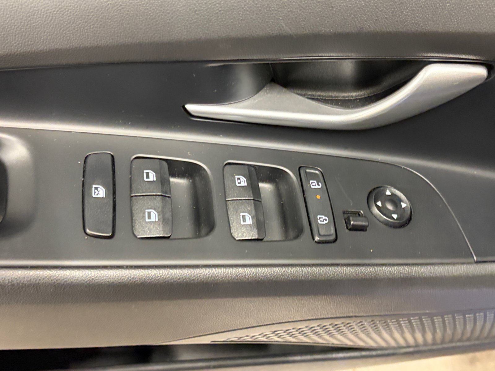 Used 2024 Hyundai Elantra SEL FWD image 13