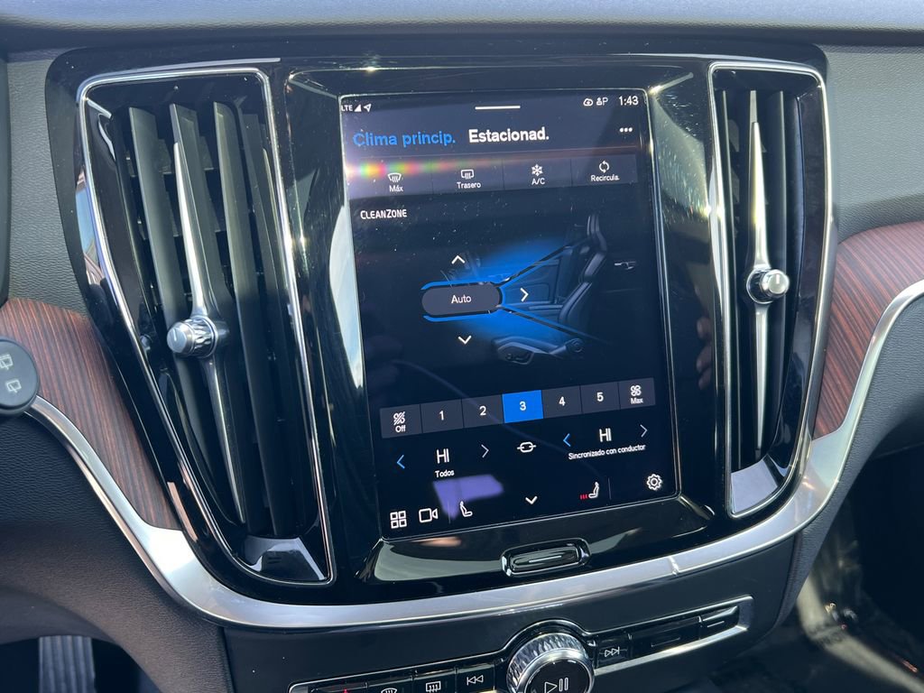 Used 2024 Volvo V60 B5 Cross Country Plus image 22