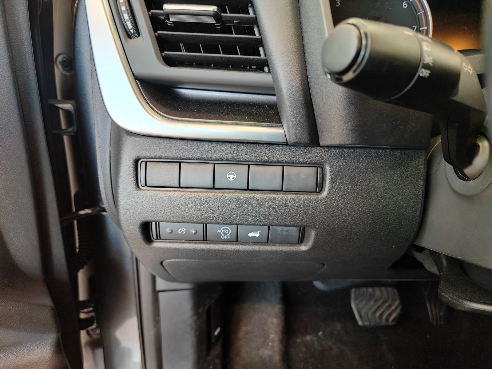 Used 2025 Nissan Rogue SV FWD image 9