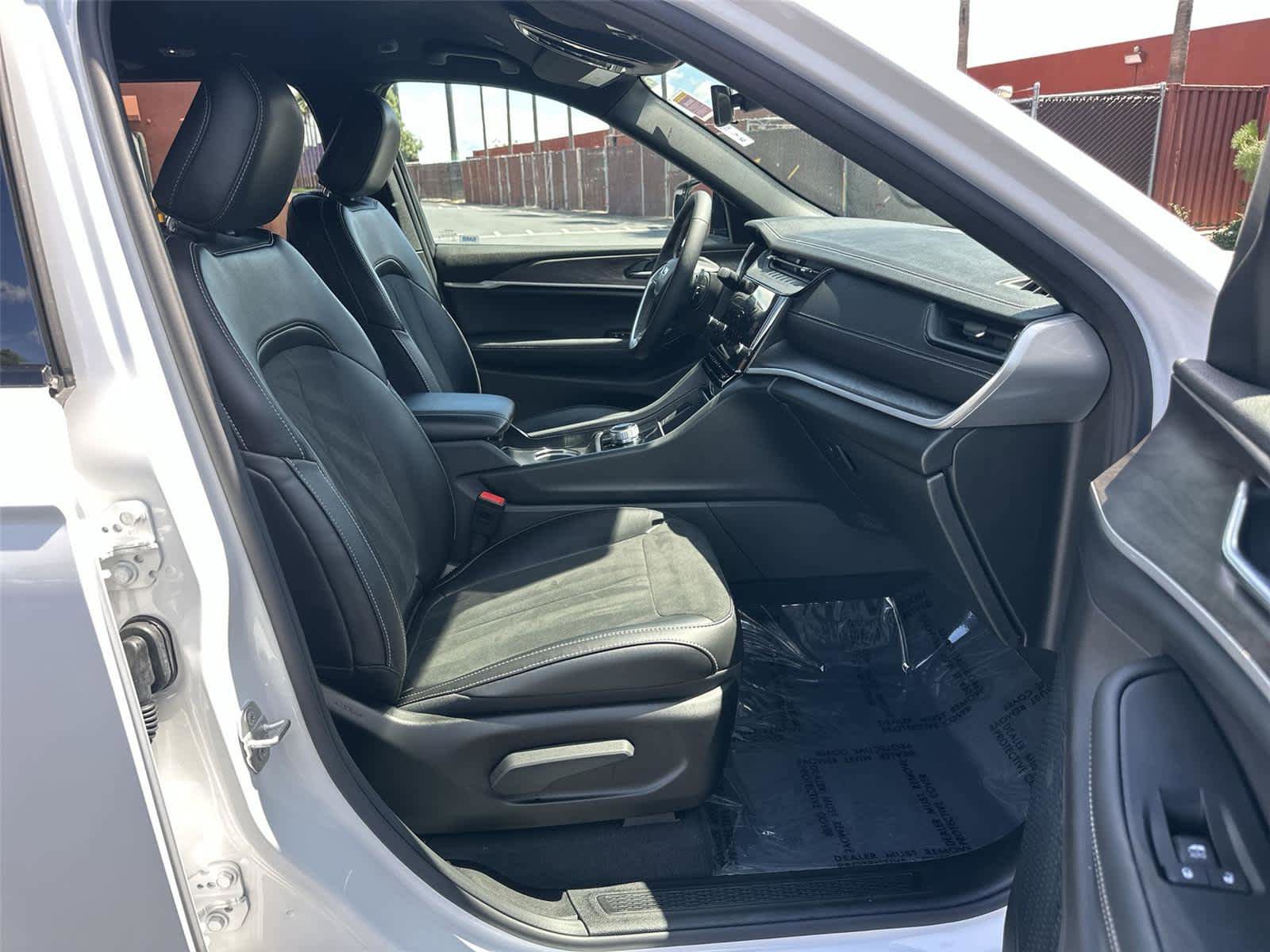 Used 2026 Jeep Grand Cherokee Altitude RWD image 14
