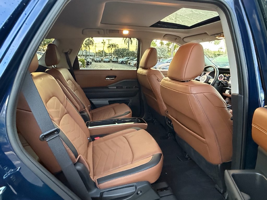 Used 2024 Nissan Pathfinder Platinum FWD image 14