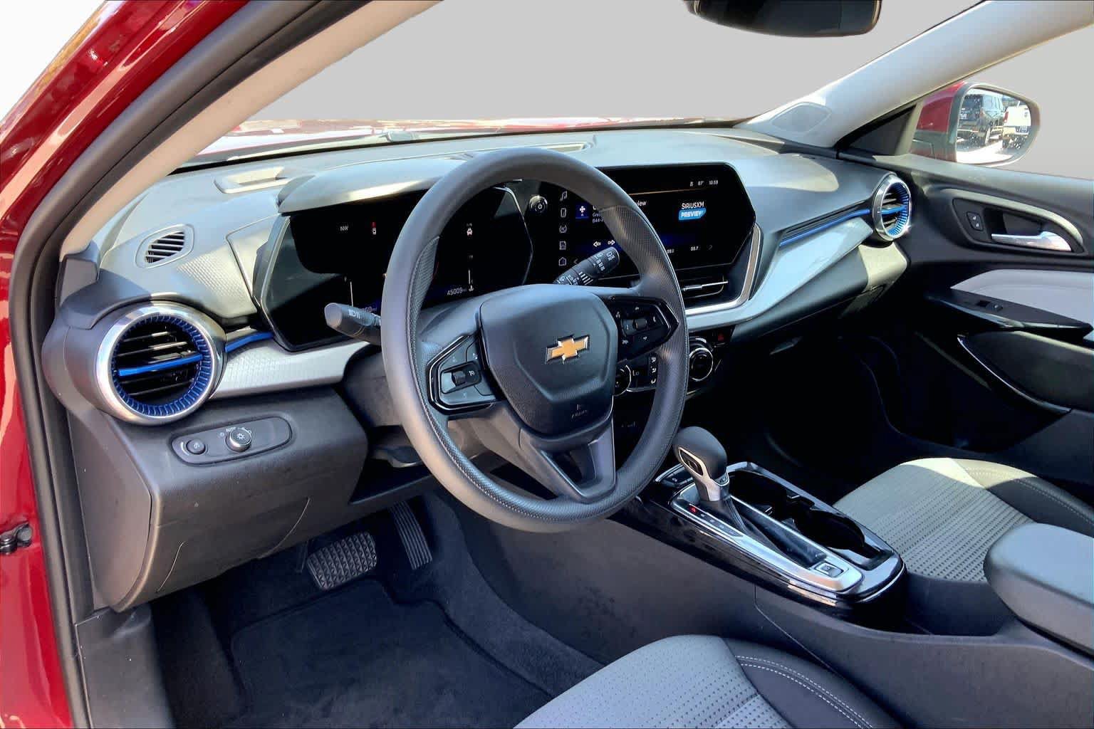 Used 2025 Chevrolet Trax LT FWD image 17