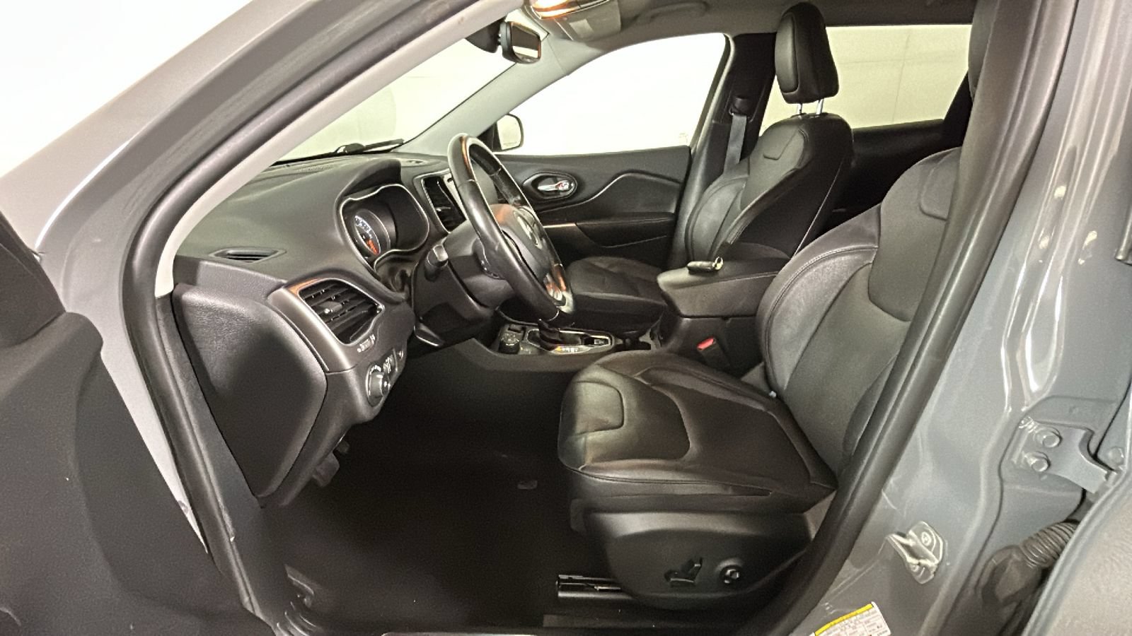 Used 2020 Jeep Cherokee Limited AWD/4WD image 13