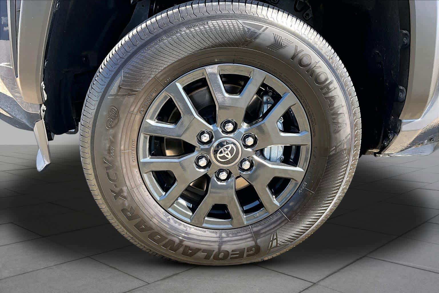 Used 2025 Toyota 4Runner SR5 AWD/4WD image 10