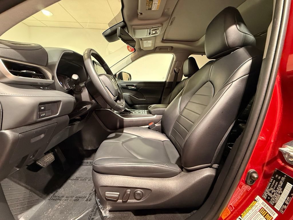 Used 2022 Toyota Highlander XLE AWD/4WD image 13
