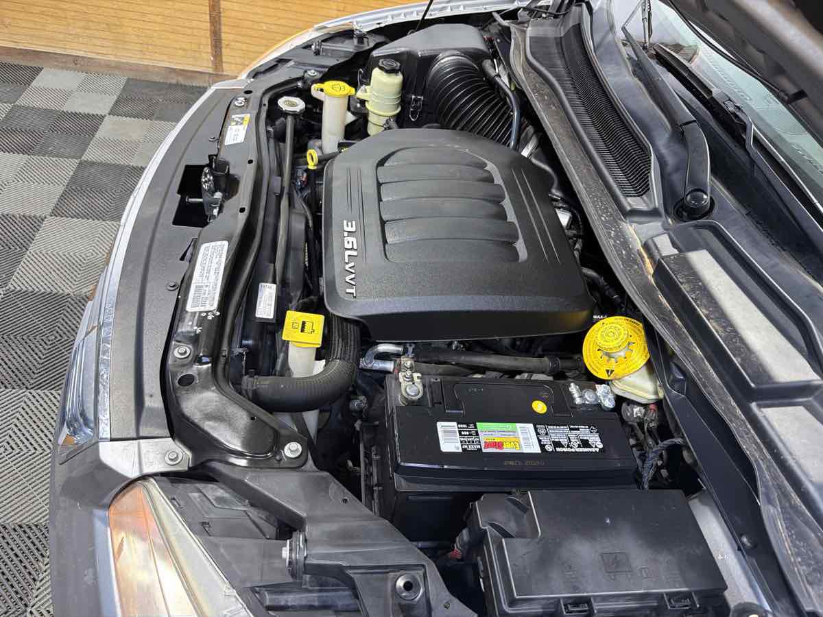 Used 2014 Chrysler Town & Country Touring-L FWD image 32