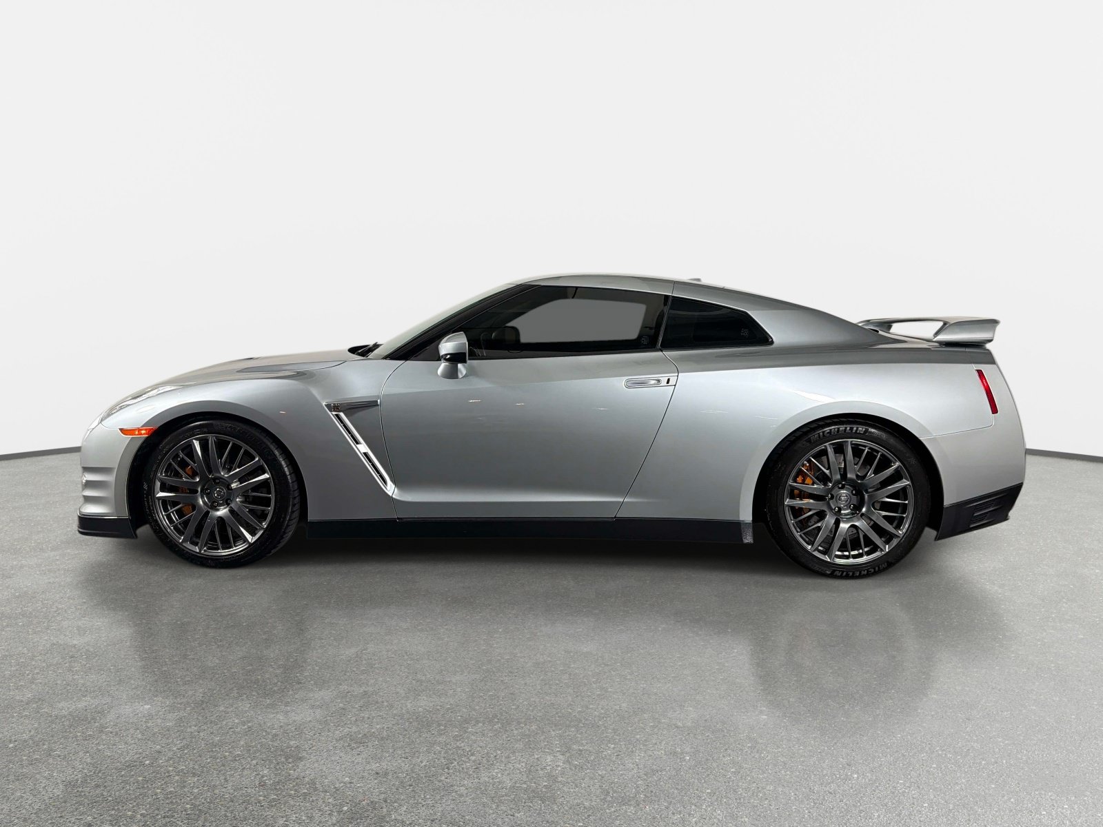 Used 2016 Nissan GT-R Premium AWD/4WD image 6