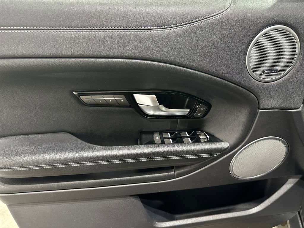 Used 2017 Land Rover Range Rover Evoque SE image 16