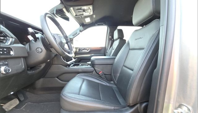 Used 2025 GMC Yukon Denali AWD/4WD image 3