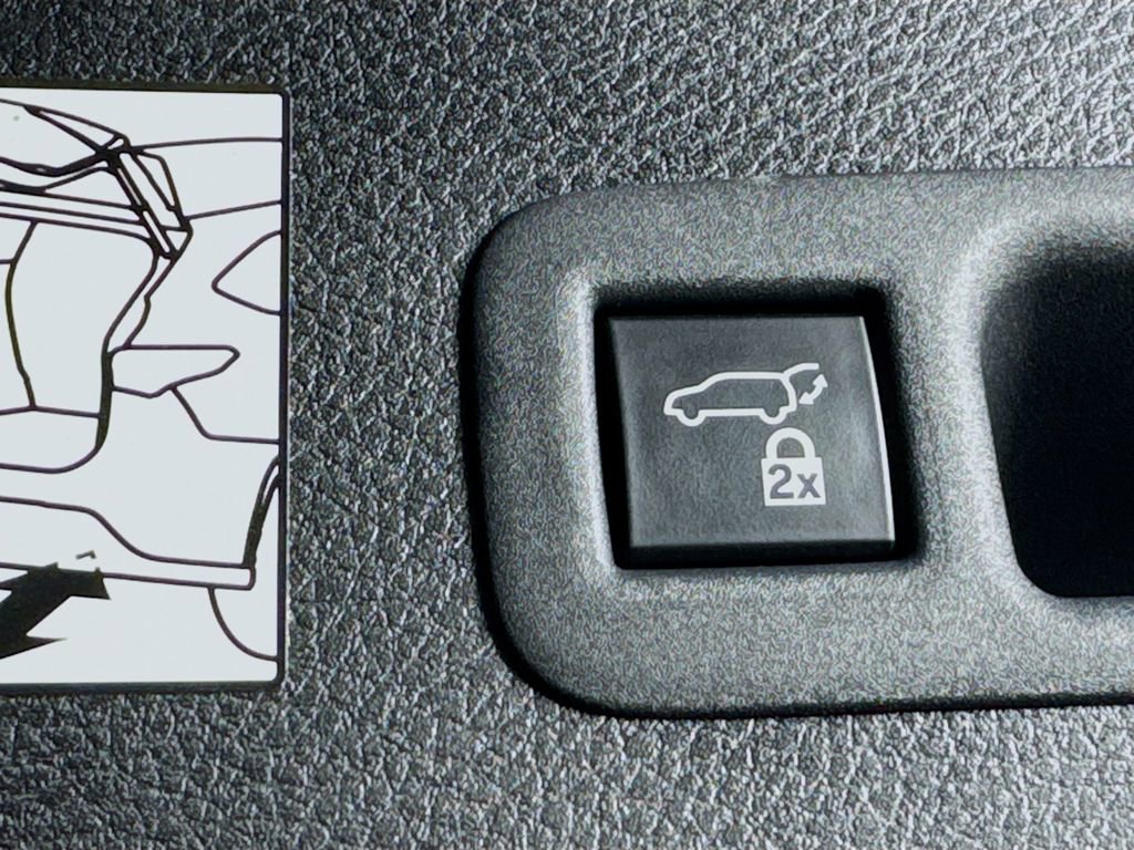 Used 2024 Toyota Sienna Limited image 32