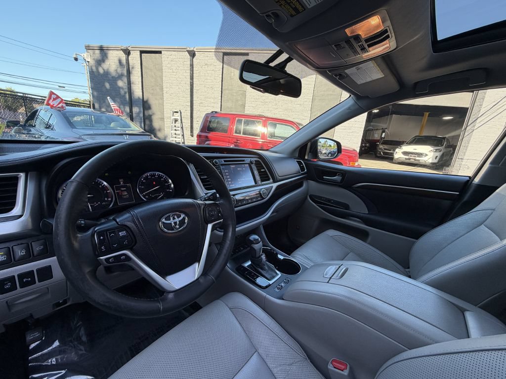 Used 2014 Toyota Highlander Limited Platinum AWD/4WD image 13