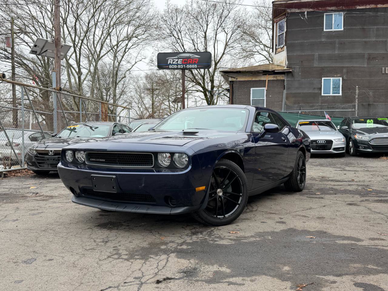 Used 2014 Dodge Challenger SXT image 2