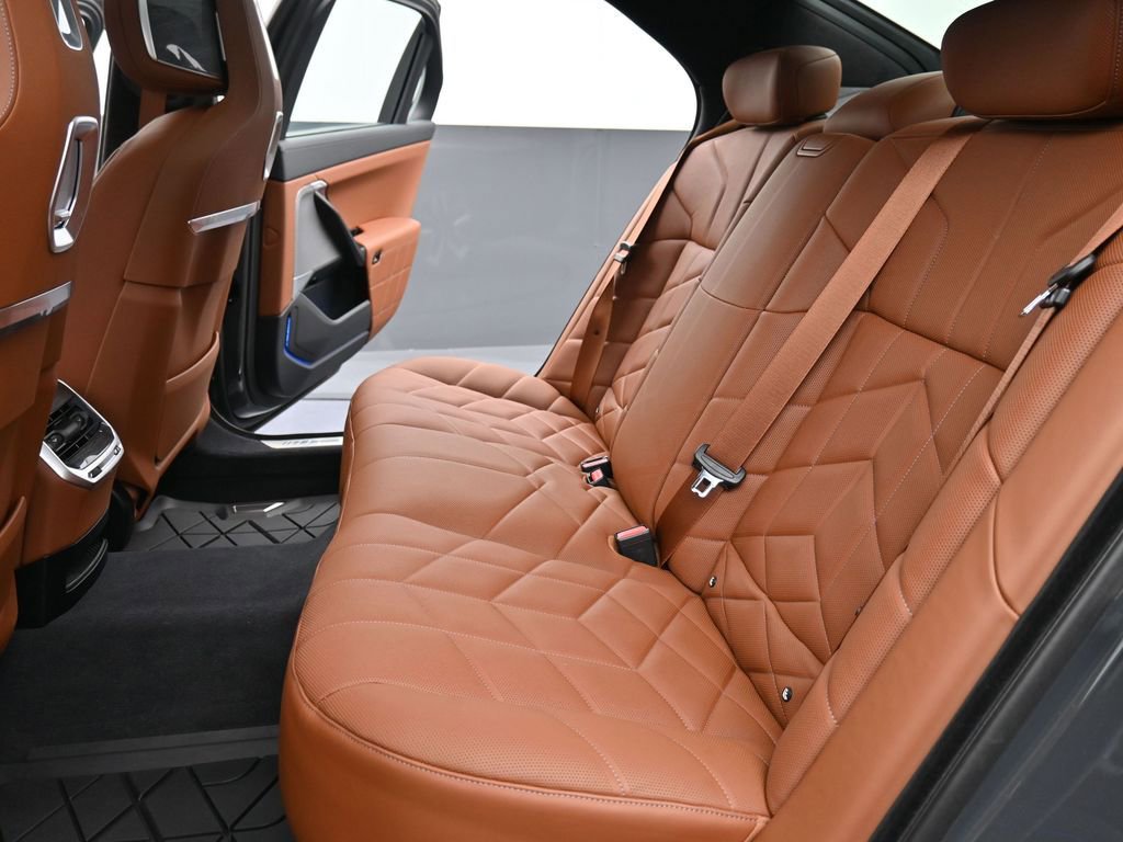 Used 2023 BMW 760i xDrive w/ Executive Package image 17