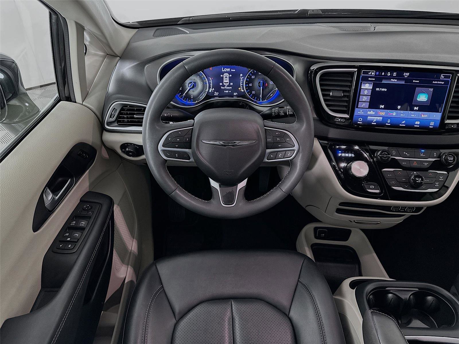 Used 2024 Chrysler Pacifica Touring-L image 2