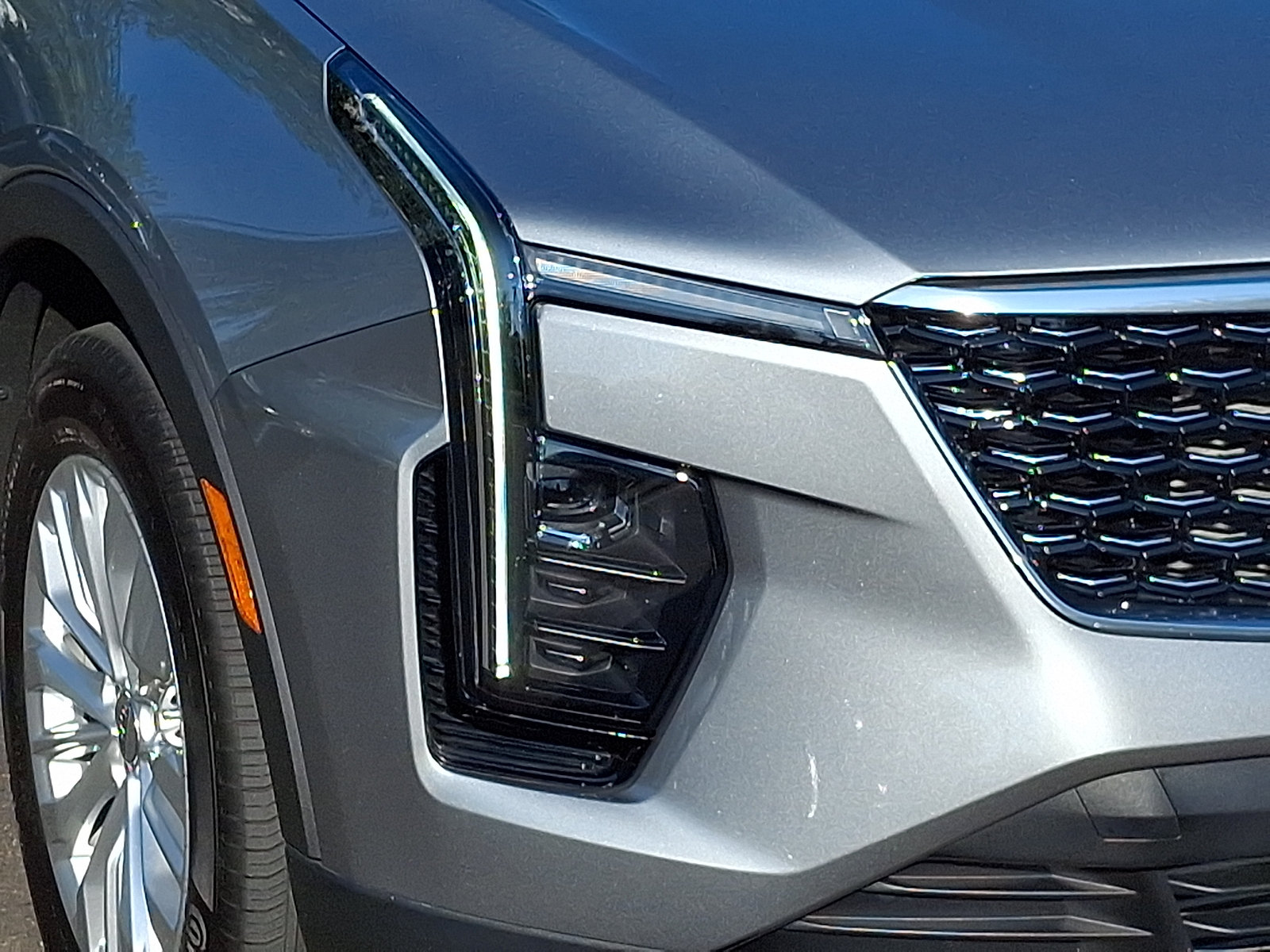 Used 2024 Cadillac XT4 Luxury w/ Cold Weather Package AWD/4WD image 9