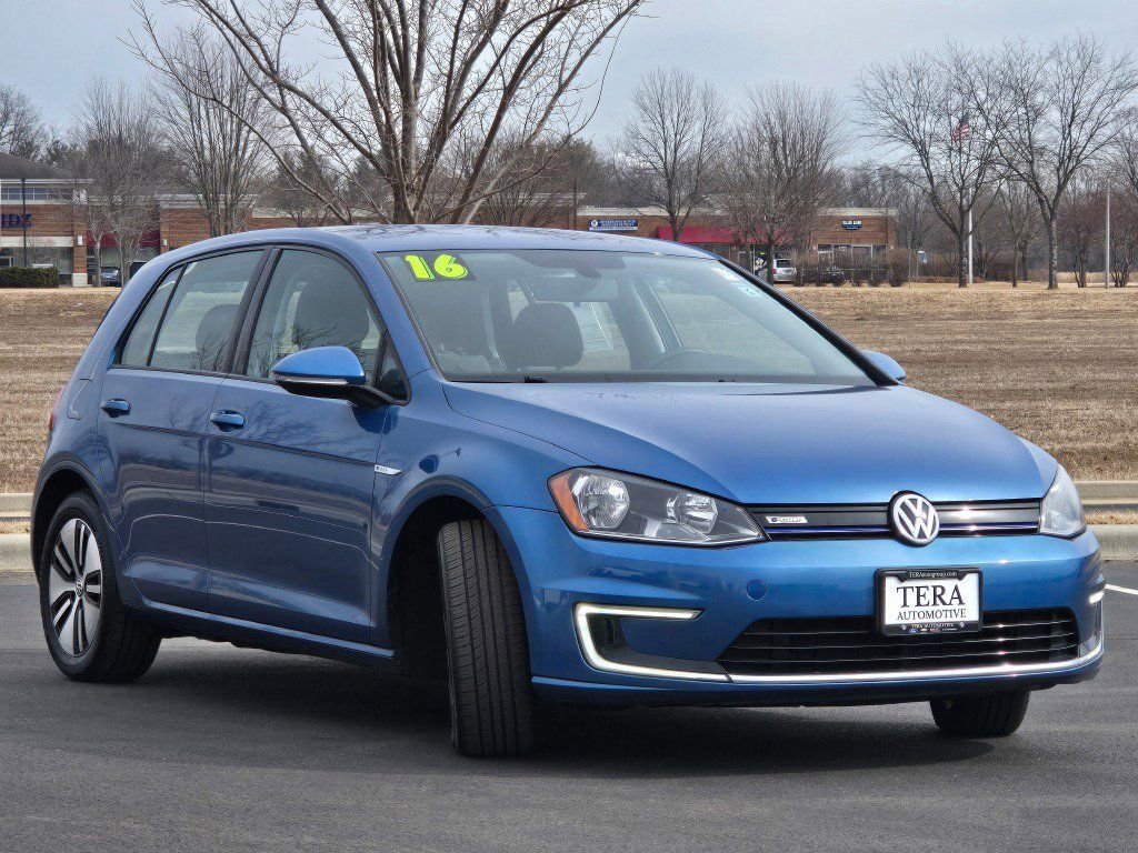 Used 2016 Volkswagen e-Golf SE w/ DC Fast Charging Package image 4