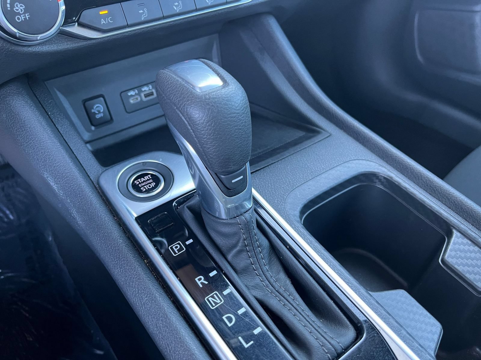 Used 2025 Nissan Sentra SV FWD image 40