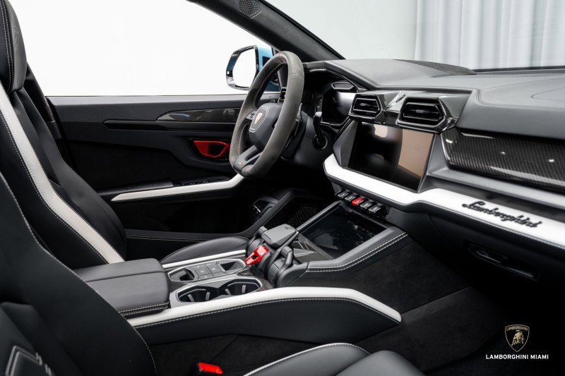 Used 2025 Lamborghini Urus SE image 44