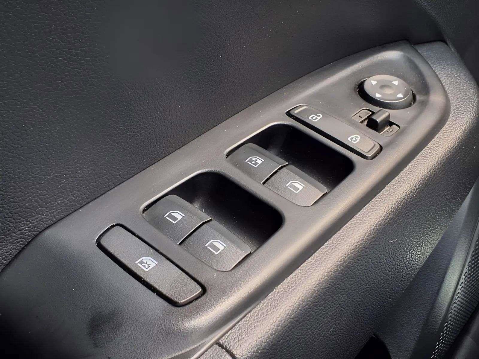 Certified 2024 Hyundai Venue SEL FWD image 18