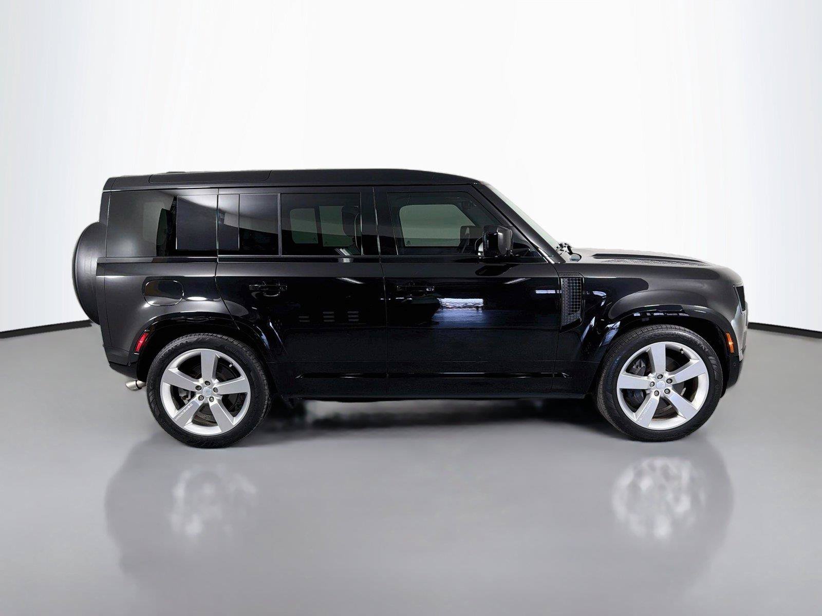 Certified 2025 Land Rover Defender 110 X-Dynamic SE AWD/4WD image 4