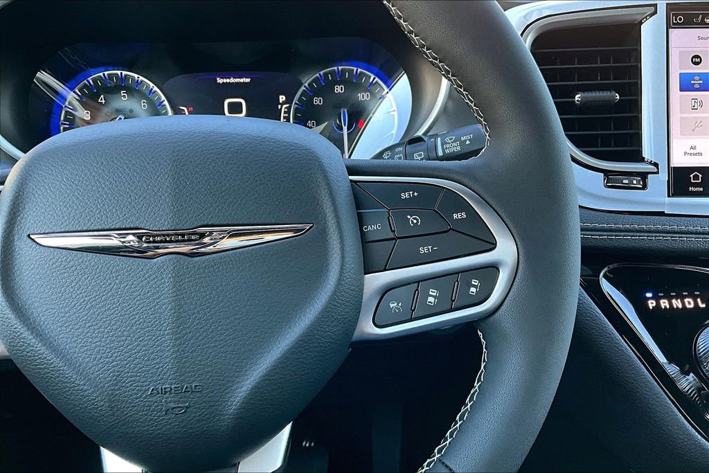New 2026 Chrysler Pacifica Select image 7