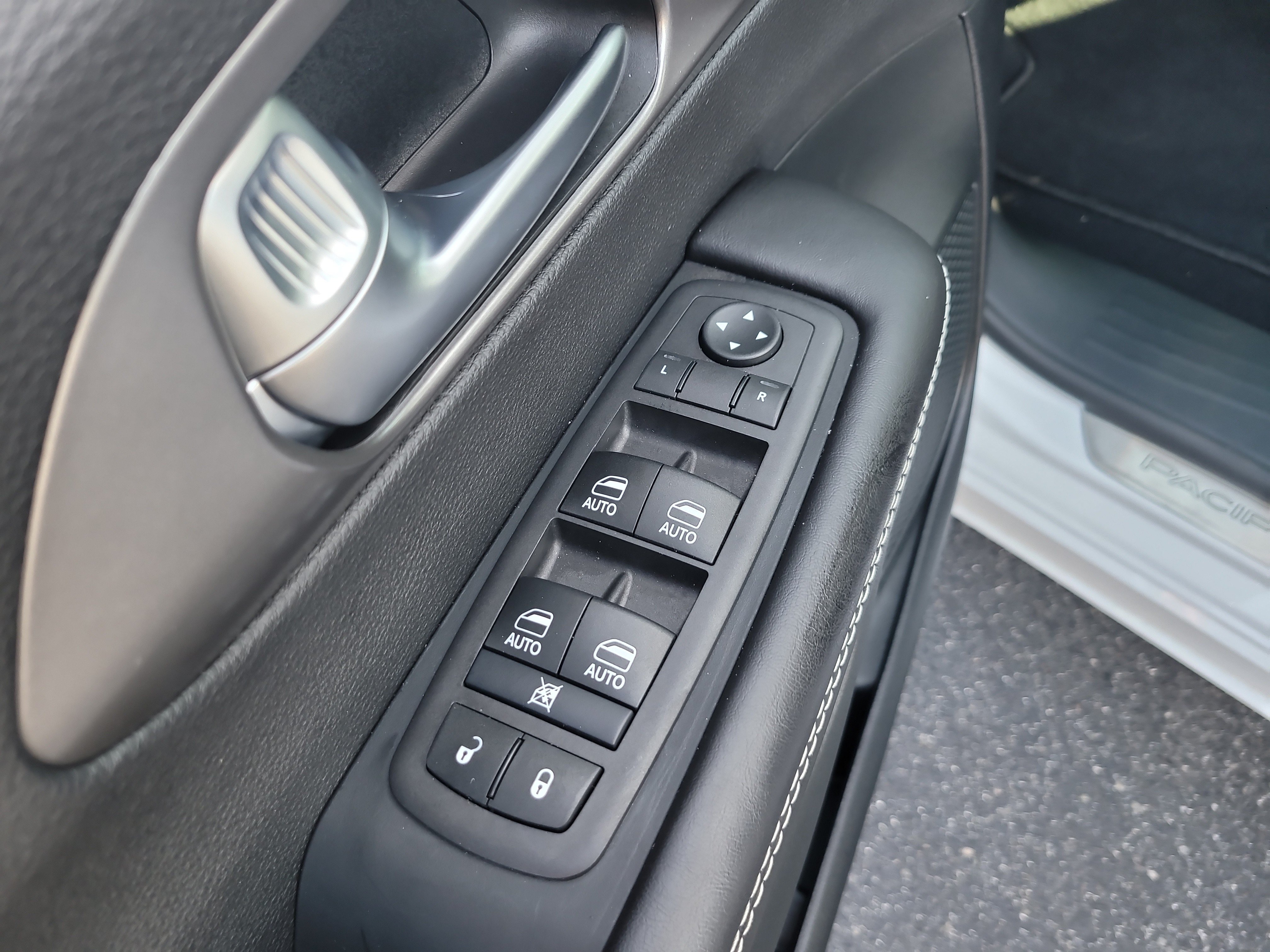 Used 2026 Chrysler Voyager LX FWD image 14