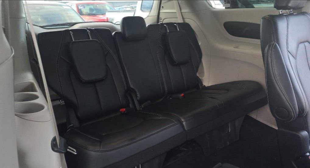 Used 2024 Chrysler Pacifica Touring-L image 17