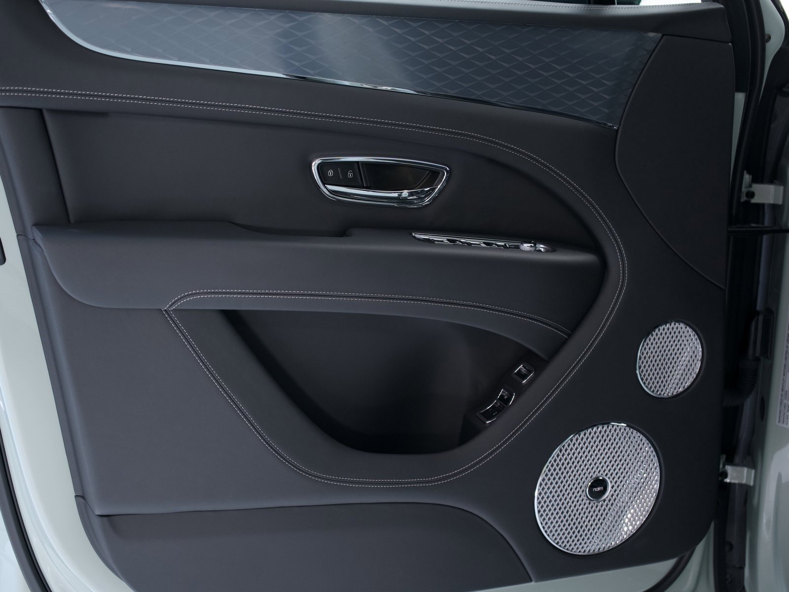 Used 2025 Bentley Bentayga image 12