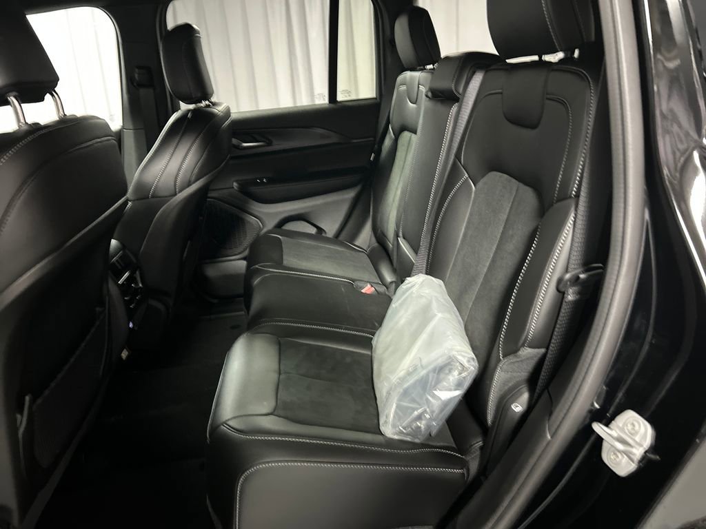 Used 2025 Jeep Grand Cherokee Altitude image 23