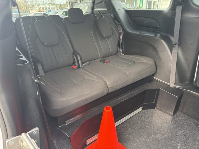 Used 2024 Chrysler Pacifica Touring image 15