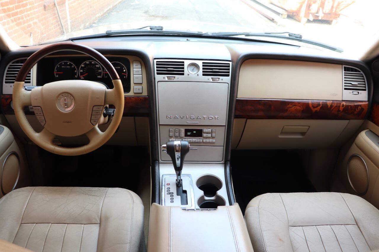 Used 2006 Lincoln Navigator Luxury RWD image 19